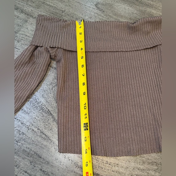 Ribbed Off-Shoulder Long Sleeve Top | NWT | Size S - Picture 4 of 8
